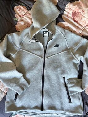 Nike Tech Light Gray Full-Zip Hooded Sweatshirt, women’s medium, like new